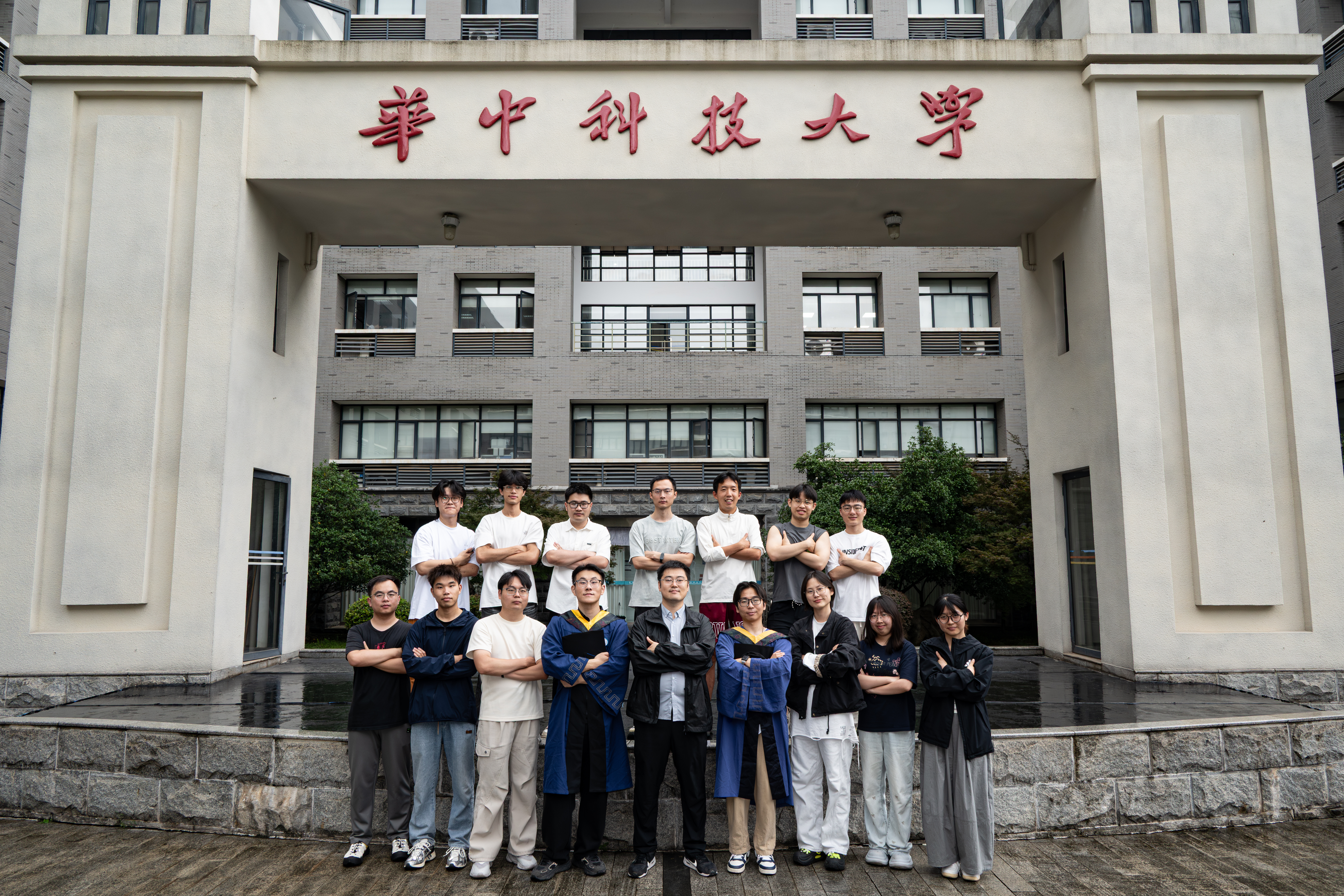 课题组合影（2026 年，华中科技大学）· 注：吕莹、张浩未参加本次合影